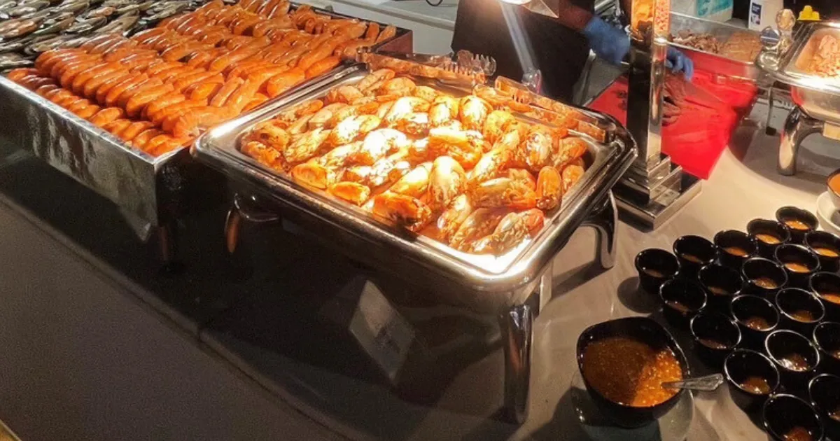 ซีฟู้ดจัดเต็มมากบนเรือดินเนอร์เเจ้าพระยาเดอะ โอปูเล้นท์